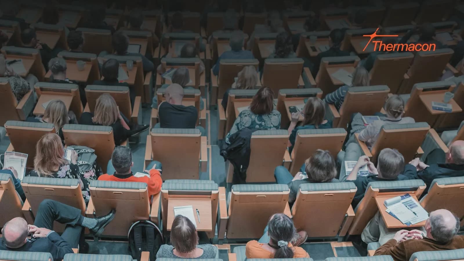 Volle collegezaal van bovenaf, een ruimte waar de ventilatievraag hoog oploopt