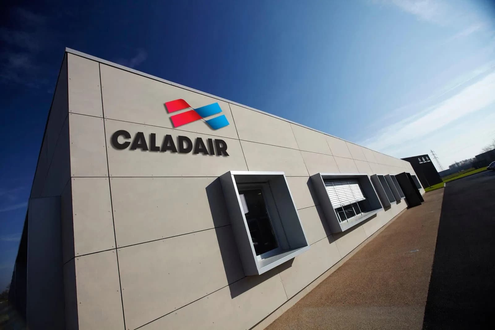 Productielocatie van Caladair International in Frankrijk met het bedrijfslogo op de gevel