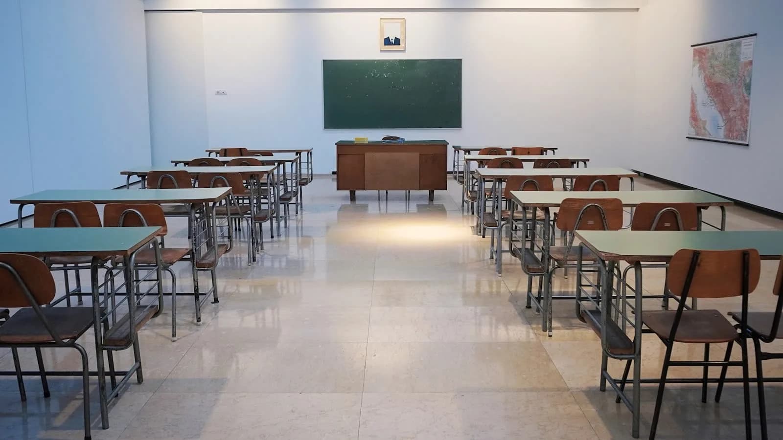 Klaslokaal in een bestaand schoolgebouw, de situatie waarin een decentrale unit wordt ingebouwd