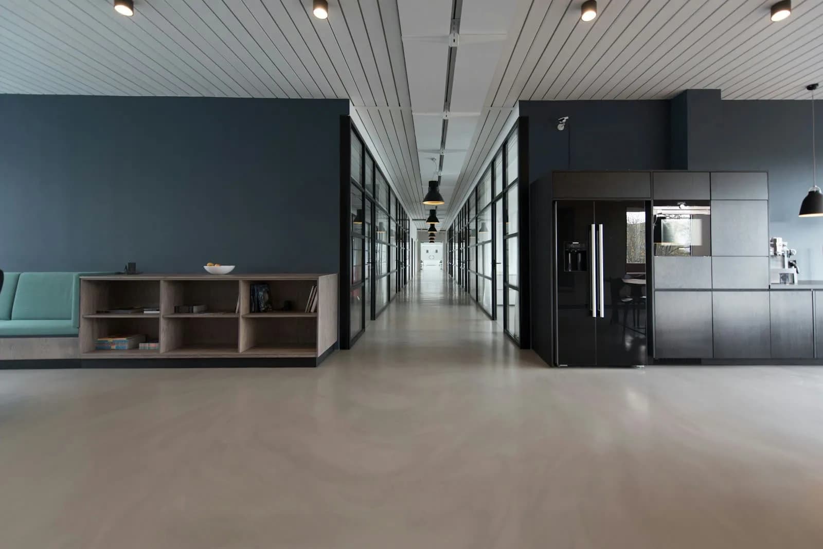 Gang in een schoolgebouw met een verlaagd plafond waarin het ventilatiesysteem is weggewerkt